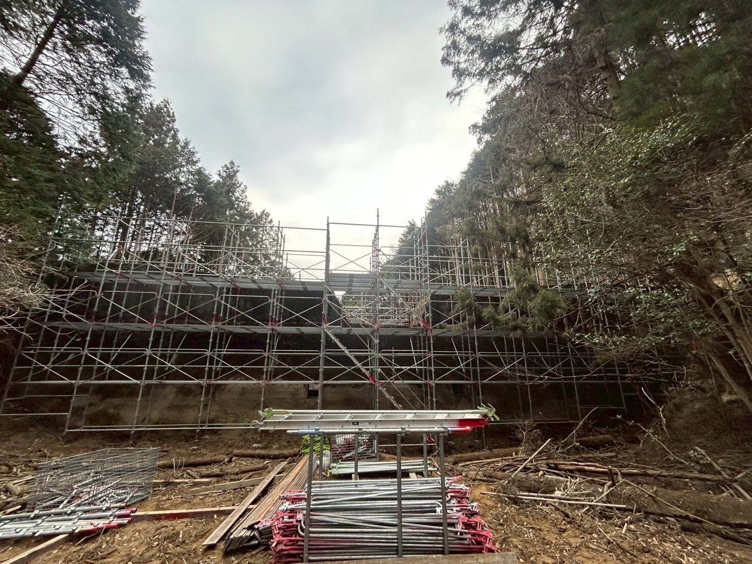 LINE_ALBUM_河川堰堤工事足場_250402_1