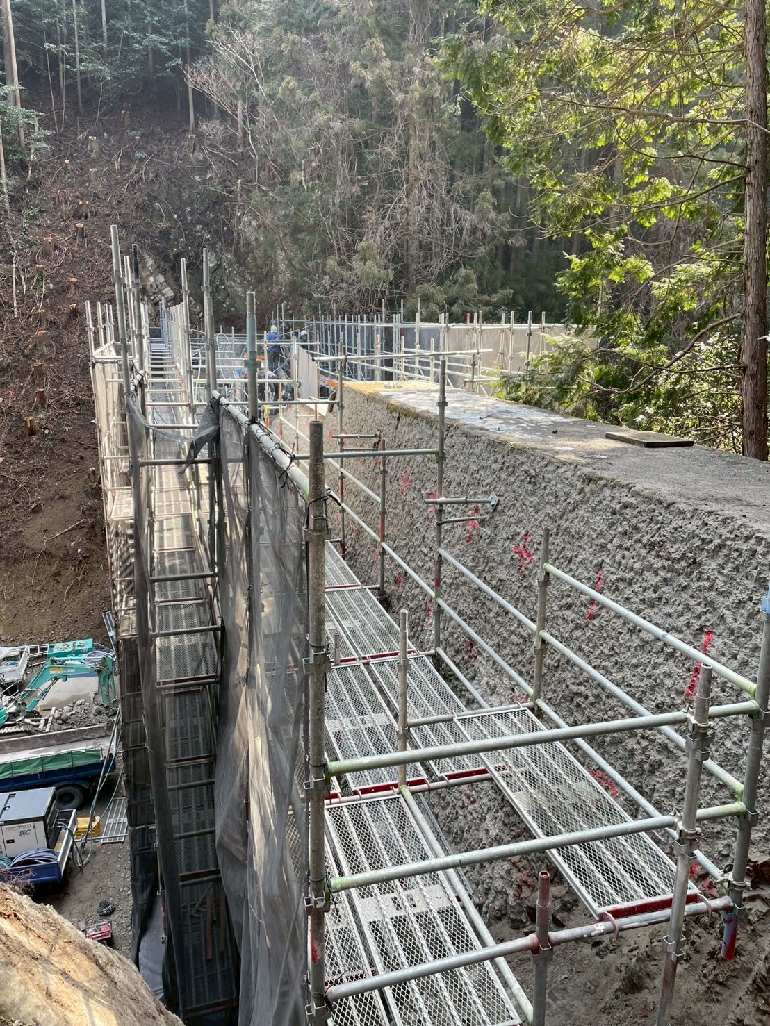 LINE_ALBUM_河川堰堤工事足場_250402_4