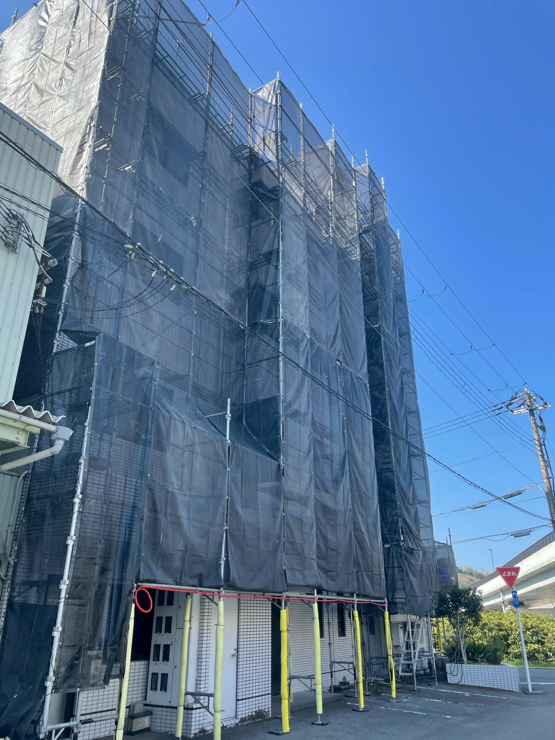 LINE_ALBUM_集合住宅修繕工事足場②_250402_1